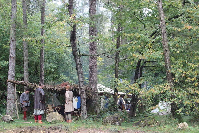 Die Freie Ritterschaft zeltet im Wald im Oktoberlager